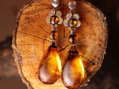 廣州白云機場進口烏克蘭琥珀原石報關(guān)費用代理案例